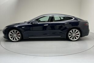 седан Tesla Model S