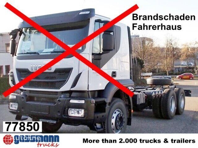 новый грузовик шасси IVECO Trakker AD260T45 6x4, BRANDSCHADEN FAHRERHAUS!